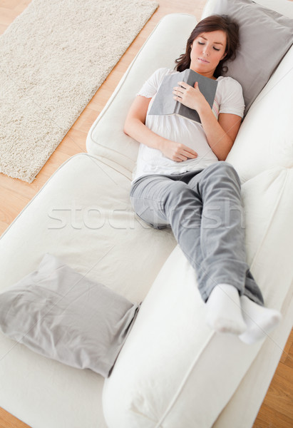 Fiatal aranyos női olvas könyv kanapé Stock fotó © wavebreak_media