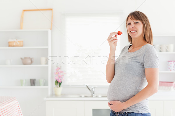 Stockfoto: Charmant · zwangere · vrouw · eten · aardbei · permanente · keuken