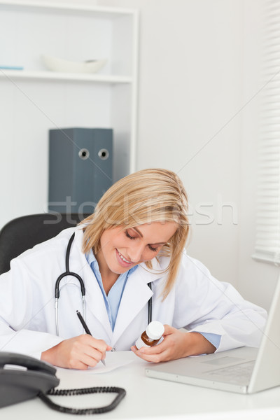Médico escrita algo para baixo medicina Foto stock © wavebreak_media