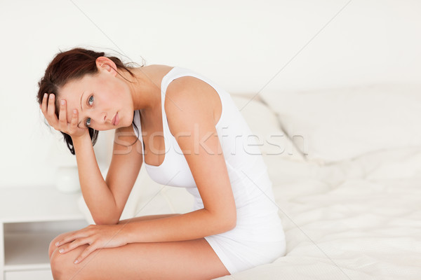 Сток-фото: женщину · сидят · кровать · спальня · медицинской · волос