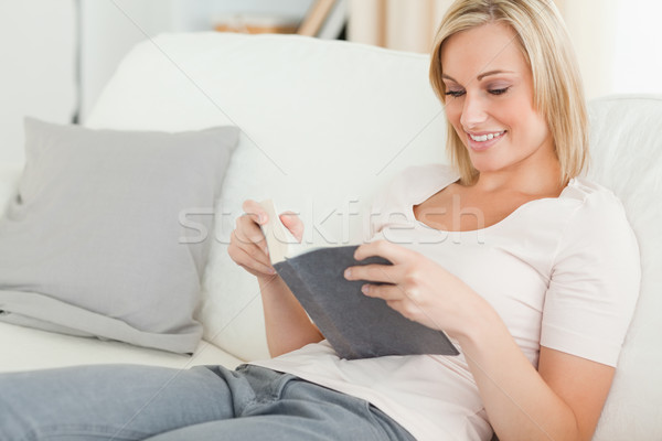 Foto stock: Mujer · sonriente · lectura · libro · salón · sonrisa · casa