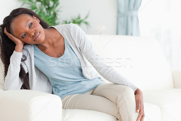 Foto stock: Mulher · jovem · sofá · pensamentos · relaxar · sala · de · estar