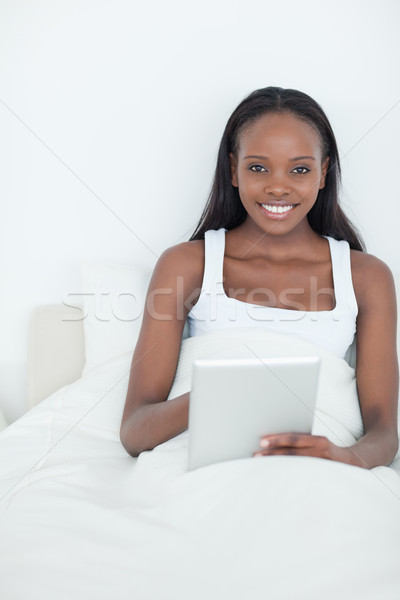 Retrato mujer sonriente dormitorio cara feliz Foto stock © wavebreak_media