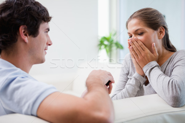Junger Mann Freundin sprachlos Vorschlag glücklich Stock foto © wavebreak_media