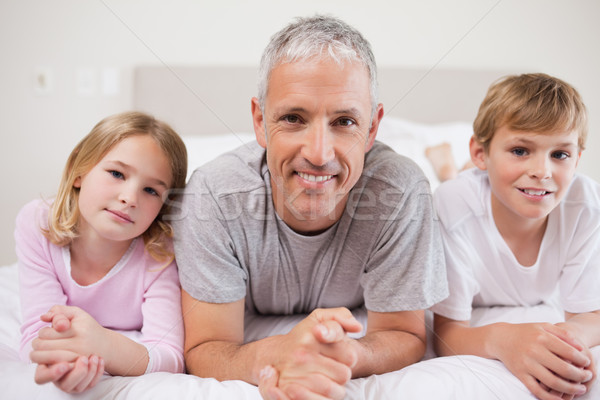 Broers en zussen vader poseren slaapkamer familie glimlach Stockfoto © wavebreak_media