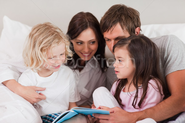 Család olvas könyv hálószoba otthon lányok Stock fotó © wavebreak_media