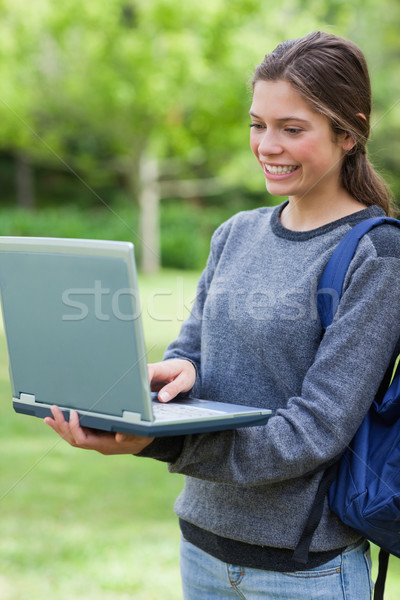 Stock foto: Jungen · Studenten · schauen · Bildschirm · Laptop · lächelnd