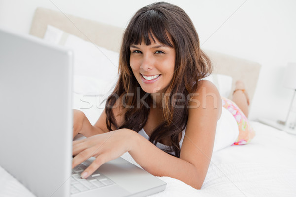 Retrato mulher laptop cama branco Foto stock © wavebreak_media