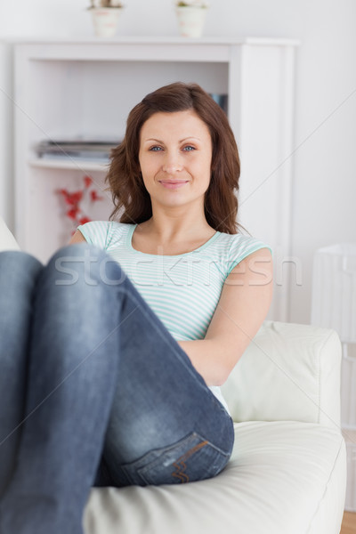 Vrouw vergadering sofa naar camera woonkamer Stockfoto © wavebreak_media