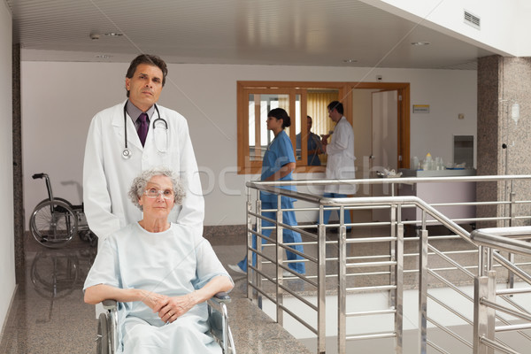 Oude vrouw vergadering rolstoel arts voortvarend ziekenhuis Stockfoto © wavebreak_media
