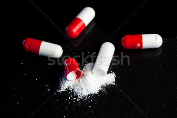 Rojo blanco pastillas roto polvo dentro Foto stock © wavebreak_media