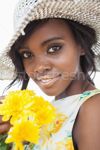 Stock foto: Frau · tragen · hat · halten · gelben · Blüten · glücklich