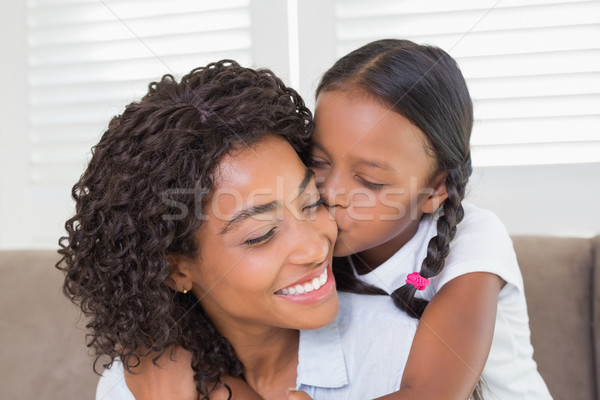 Bella madre seduta divano figlia bacio Foto d'archivio © wavebreak_media