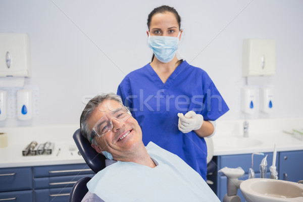 Fogorvos visel műtősmaszk mosolyog beteg fogászati Stock fotó © wavebreak_media