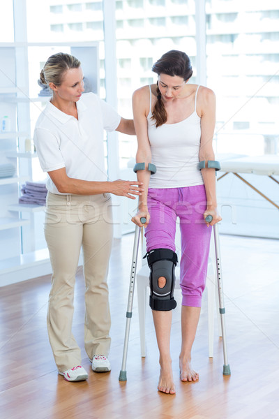 Médico ayudar mujer caminando muletas médicos Foto stock © wavebreak_media