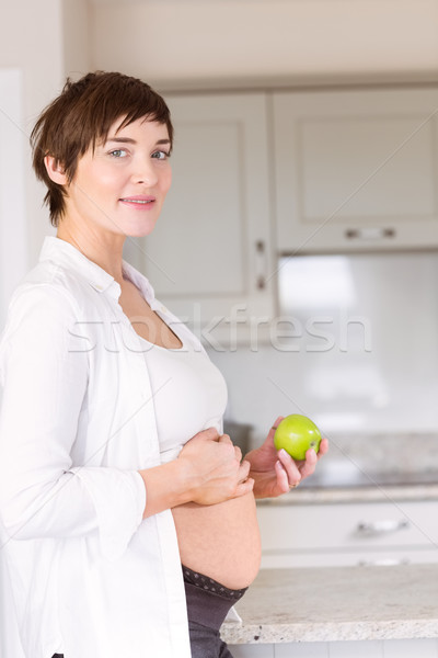 Stock fotó: Terhes · nő · tart · alma · otthon · konyha · terhes