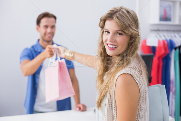 Mujer toma bolsa ropa tienda mano Foto stock © wavebreak_media