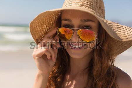 Foto d'archivio: Ritratto · bella · donna · mangiare · rilassante · spiaggia