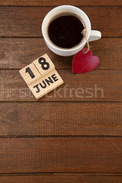 Fecha taza de café forma de corazón mesa de madera vista café Foto stock © wavebreak_media