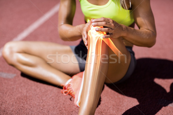 Basso sezione femminile atleta sofferenza ginocchio Foto d'archivio © wavebreak_media