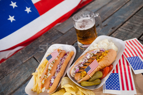 Hot dog Glas Bier amerikanische Flagge Holztisch Stock foto © wavebreak_media