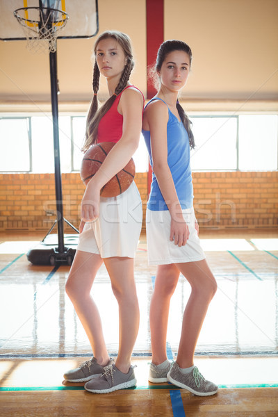Femeie baschet jucatori în picioare înapoi Imagine de stoc © wavebreak_media