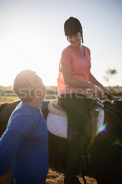 тренер глядя верховая езда лошади сарай Сток-фото © wavebreak_media