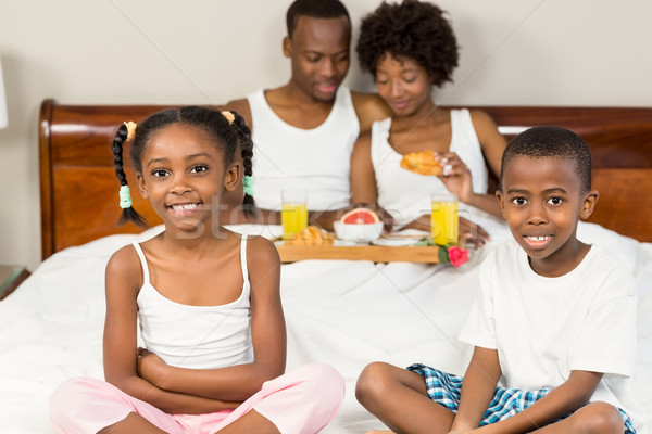 ストックフォト: 幸せな家族 · ベッド · 一緒に · 朝食 · 女性