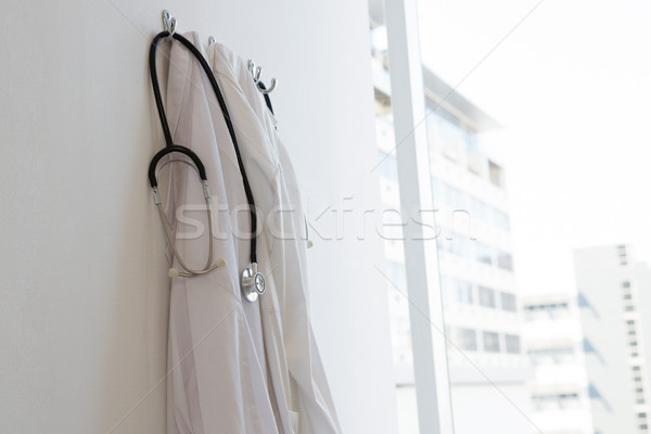 Laboratoire manteau stéthoscope suspendu crochet mur [[stock_photo]] © wavebreak_media