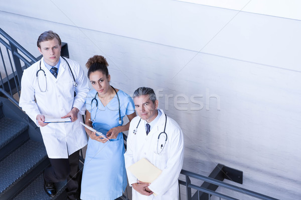 Porträt Ärzte stehen Treppe Dokument Krankenhaus Stock foto © wavebreak_media