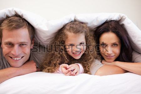 Rodziców całując córka pokryty bed domu Zdjęcia stock © wavebreak_media