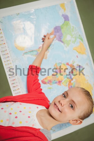 Meisje wijzend wereldkaart school gelukkig kaart Stockfoto © wavebreak_media