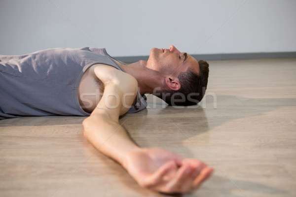 Hombre yoga cadáver plantean gimnasio fitness Foto stock © wavebreak_media