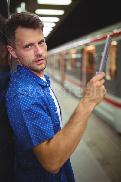 Porträt schöner Mann digitalen Tablet Eisenbahn Plattform Stock foto © wavebreak_media