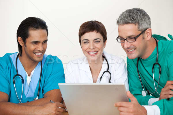 Gruppe Ärzte Sitzung Krankenhaus Lächeln Frauen Stock foto © wavebreak_media