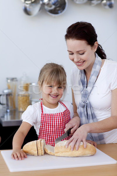 Foto stock: Mãe · ensino · filha · cortar · pão · cozinha