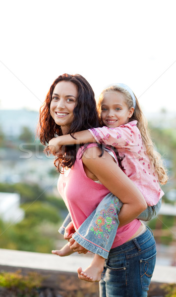 Foto stock: Madre · hija · a · cuestas · aire · libre · sonriendo · mujer