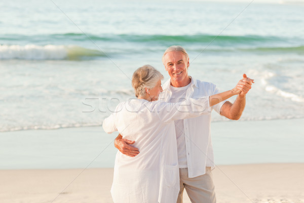 Foto stock: Casal · de · idosos · dança · praia · feliz · caminhada · idoso