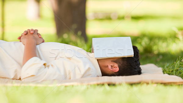 Hombre dormir libro parque sonrisa cara Foto stock © wavebreak_media