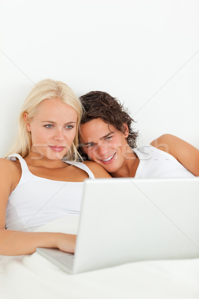 Foto stock: Retrato · Pareja · viendo · película · portátil · dormitorio