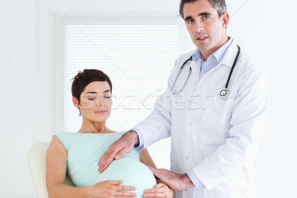 Stock fotó: Férfi · orvos · megvizsgál · terhes · pocak · szoba · egészség