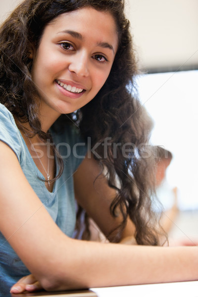 Foto stock: Retrato · sorridente · jovem · estudante · sala · de · aula · mulher