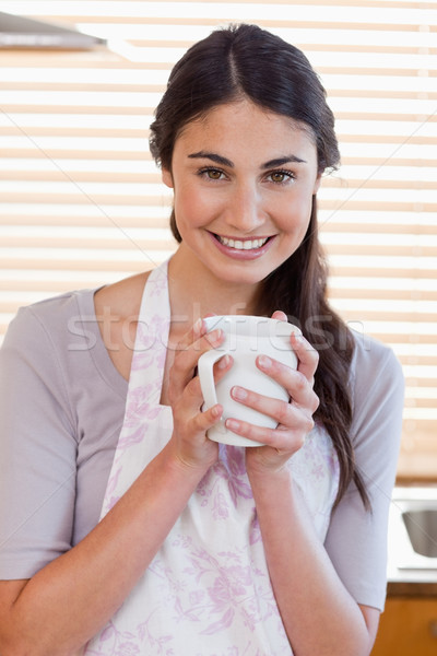 Portret femeie ceaşcă ceai bucătărie Imagine de stoc © wavebreak_media