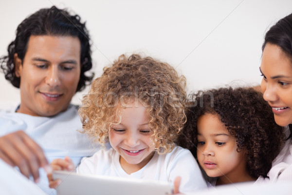 [[stock_photo]]: Jeunes · famille · joyeux · temps · lit · ordinateur