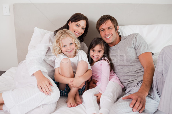 笑みを浮かべて 家族 ポーズ ベッド 見える カメラ ストックフォト © wavebreak_media