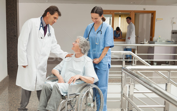 [[stock_photo]]: Infirmière · médecin · parler · vieille · femme · séance · fauteuil · roulant