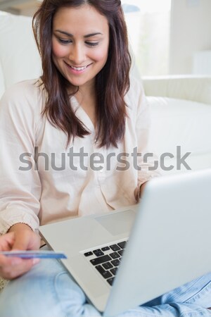 Mujer tarjeta de crédito portátil sesión piso Foto stock © wavebreak_media