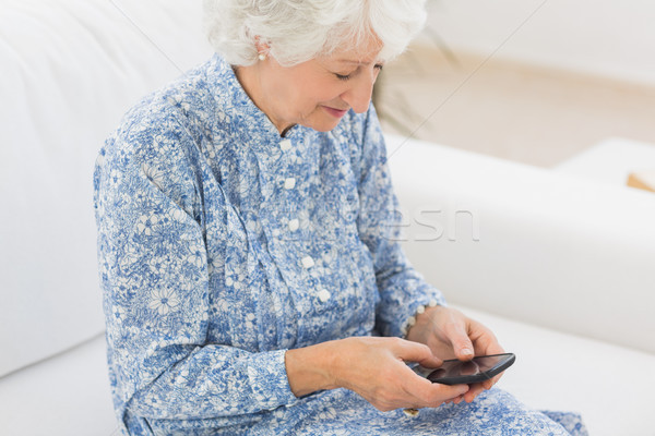Zdjęcia stock: Starszych · wesoły · kobieta · smartphone · sofa · domu