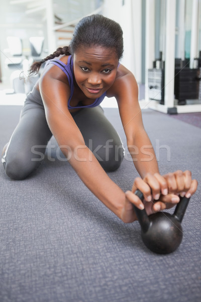 Stock fotó: Fitt · nő · edz · kettlebell · tornaterem · boldog