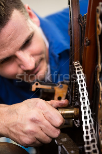 Mechanik pracy silnika naprawy garaż usługi Zdjęcia stock © wavebreak_media